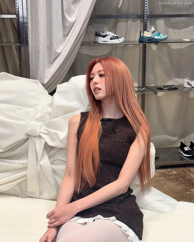 Yuna - ITZY (유나, Shin Yu Na) photo 8 of 1698