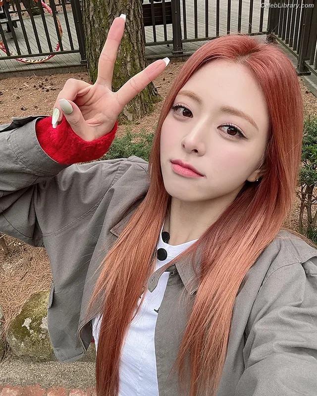 Yuna - ITZY (유나, Shin Yu Na) photo 10 of 1698