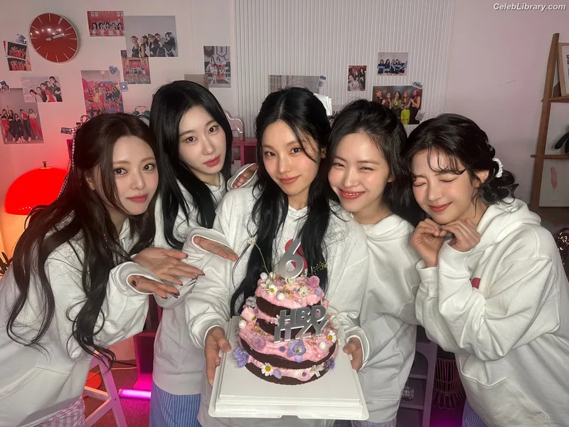 Yuna - ITZY (유나, Shin Yu Na) photo 14 of 1698