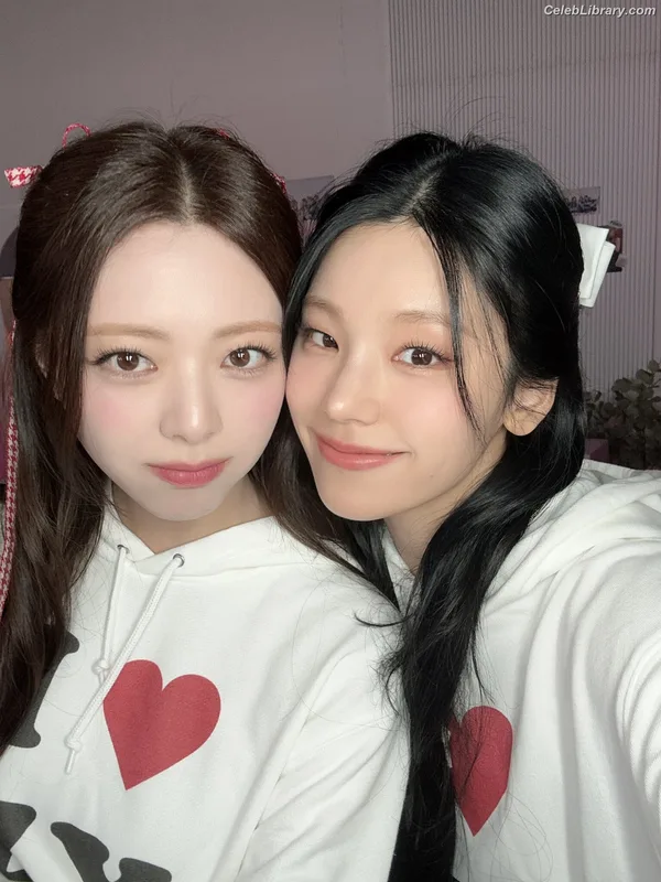Yuna - ITZY (유나, Shin Yu Na) photo 15 of 1698