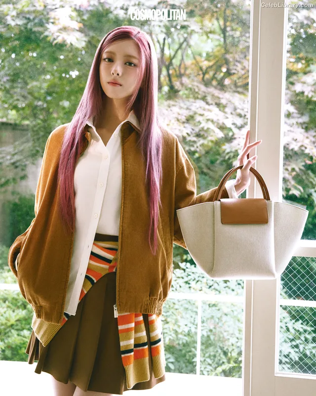 Yuna - ITZY (유나, Shin Yu Na) photo 10 of 1698