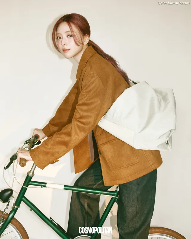 Yuna - ITZY (유나, Shin Yu Na) photo 11 of 1698
