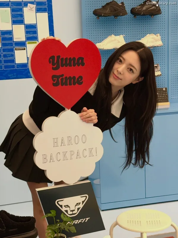 Yuna - ITZY (유나, Shin Yu Na) photo 2 of 1698