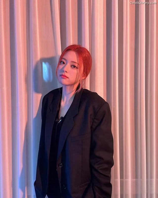Yuna - ITZY (유나, Shin Yu Na) photo 11 of 1698