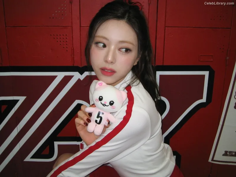 Yuna - ITZY (유나, Shin Yu Na) photo 12 of 1698
