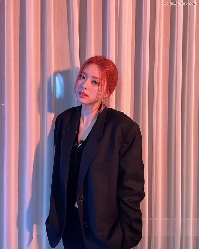 Yuna - ITZY (유나, Shin Yu Na) photo 15 of 1698