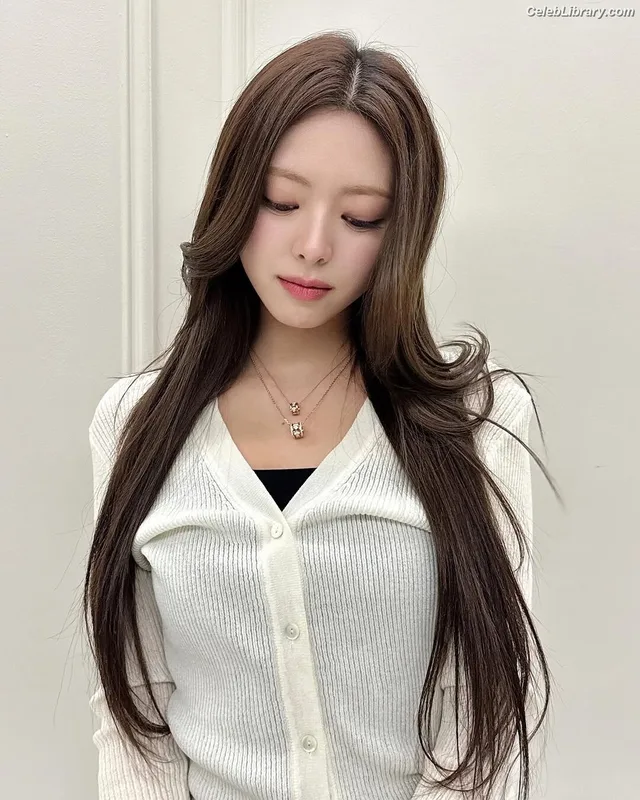 Yuna - ITZY (유나, Shin Yu Na) photo 24 of 1698