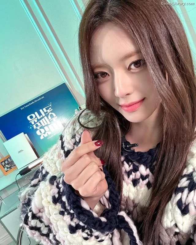 Yuna - ITZY (유나, Shin Yu Na) photo 9 of 1698