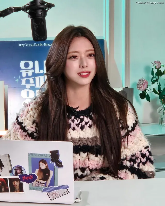 Yuna - ITZY (유나, Shin Yu Na) photo 10 of 1698