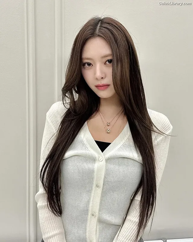 Yuna - ITZY (유나, Shin Yu Na) photo 17 of 1698