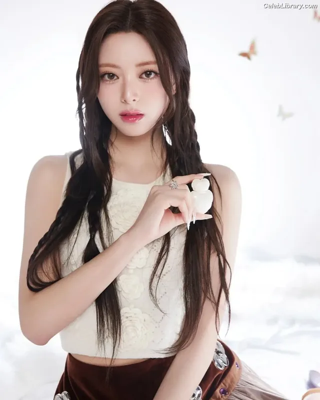Yuna - ITZY (유나, Shin Yu Na) photo 1 of 1698