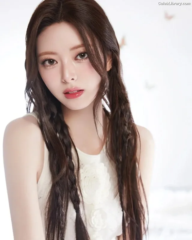 Yuna - ITZY (유나, Shin Yu Na) photo 2 of 1698