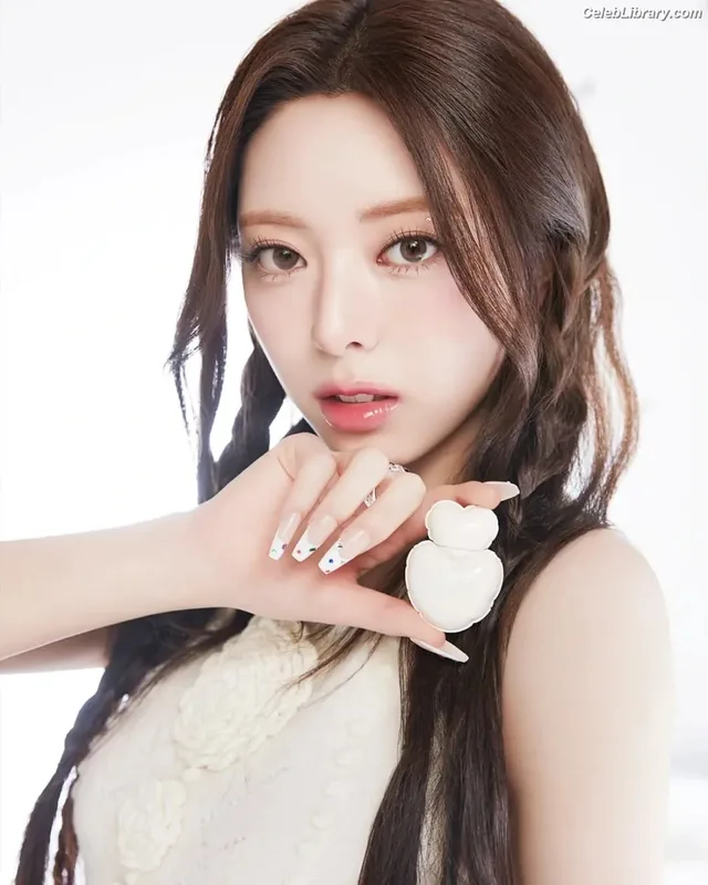 Yuna - ITZY (유나, Shin Yu Na) photo 3 of 1698