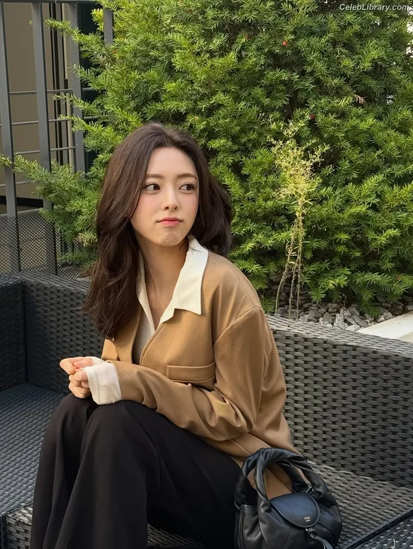 Yuna - ITZY (유나, Shin Yu Na) photo 6 of 1698