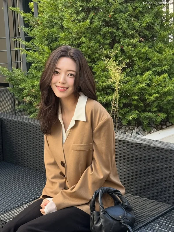 Yuna - ITZY (유나, Shin Yu Na) photo 13 of 1698