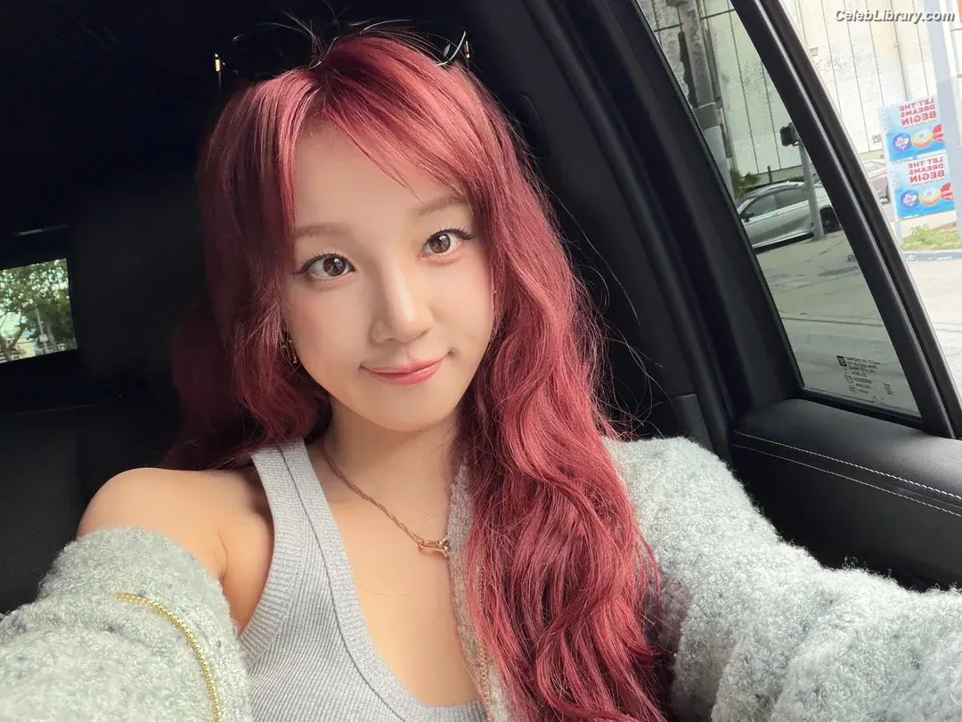 YUQI (Song Yuqi) i-dle (G)I-DLE photo 11 of 553