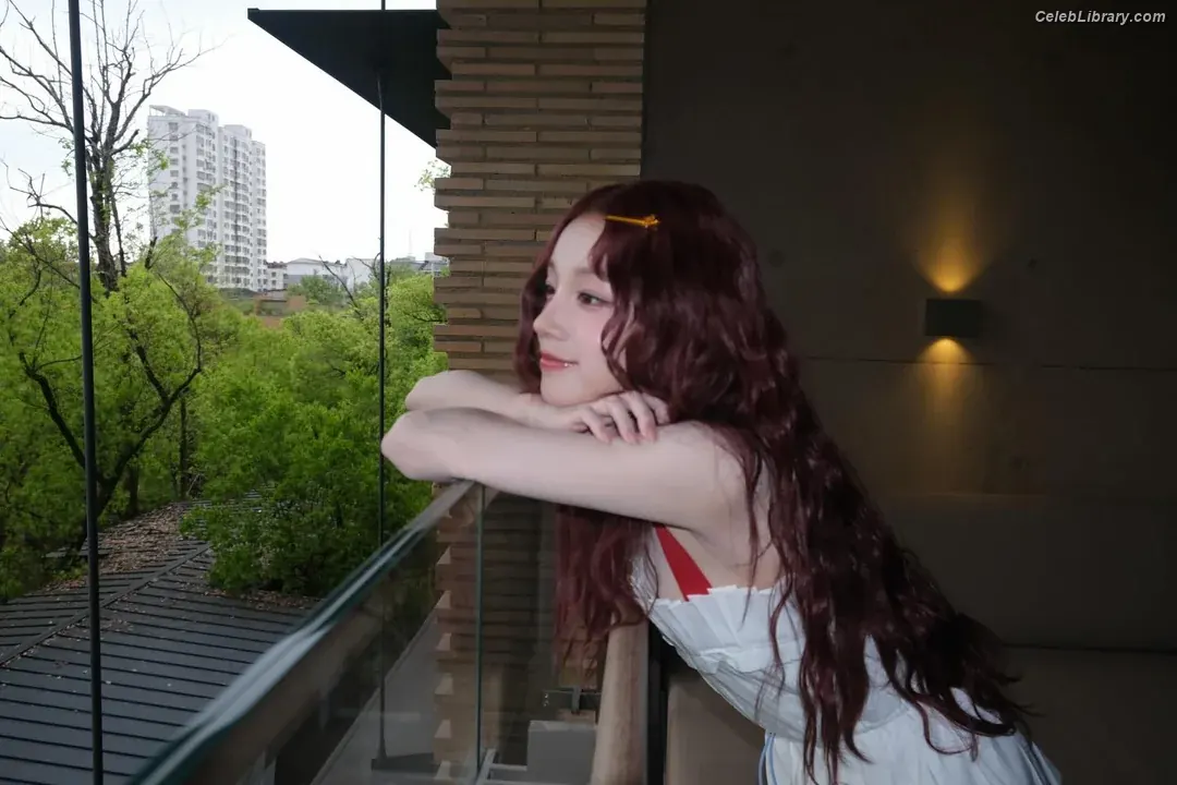 YUQI (Song Yuqi) i-dle (G)I-DLE photo 1 of 553