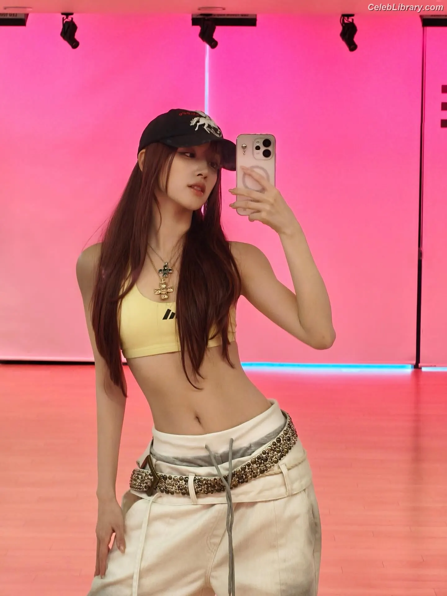 YUQI (Song Yuqi) i-dle (G)I-DLE photo 15 of 553