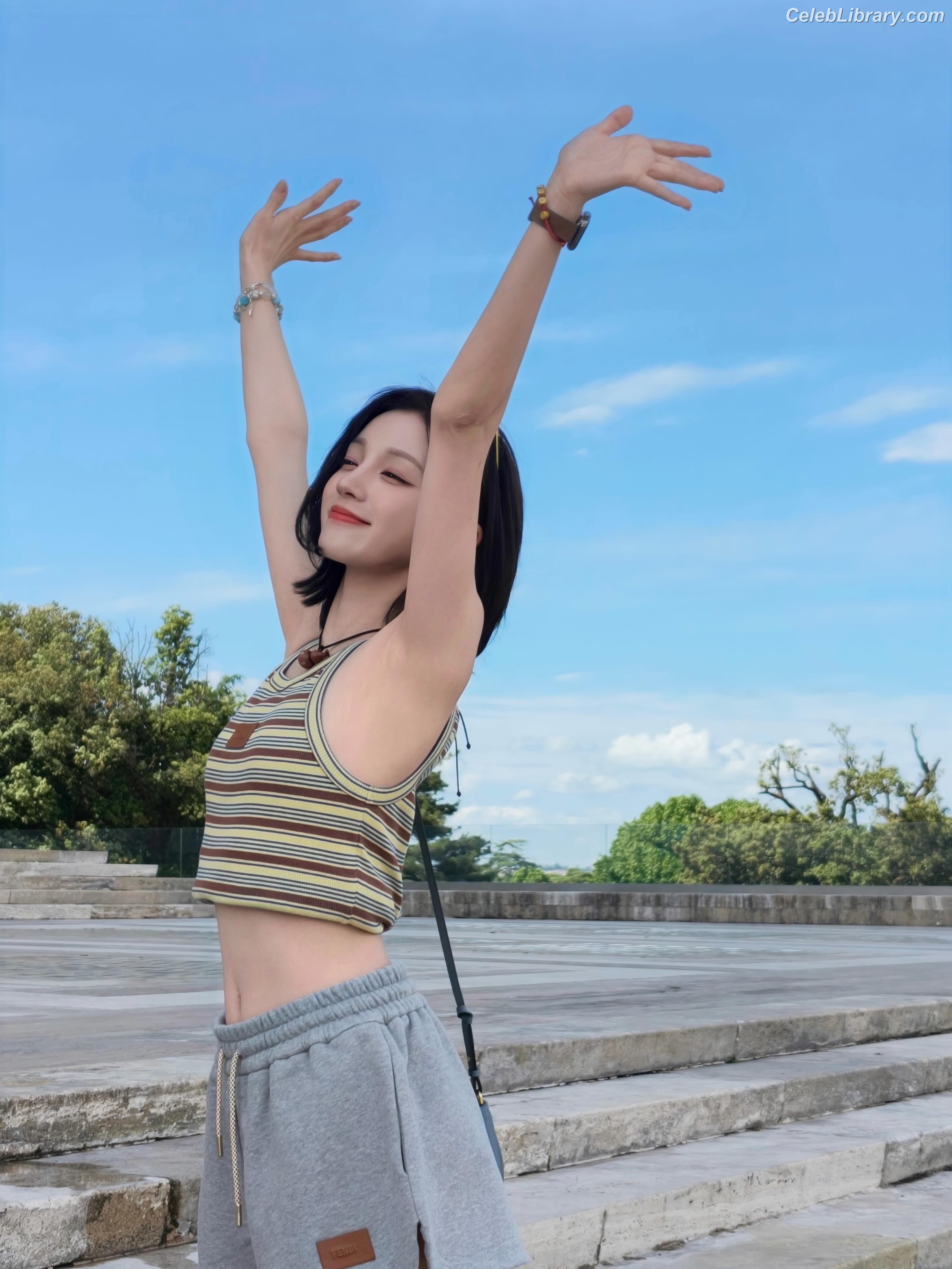 YUQI (Song Yuqi) i-dle (G)I-DLE photo 4 of 554