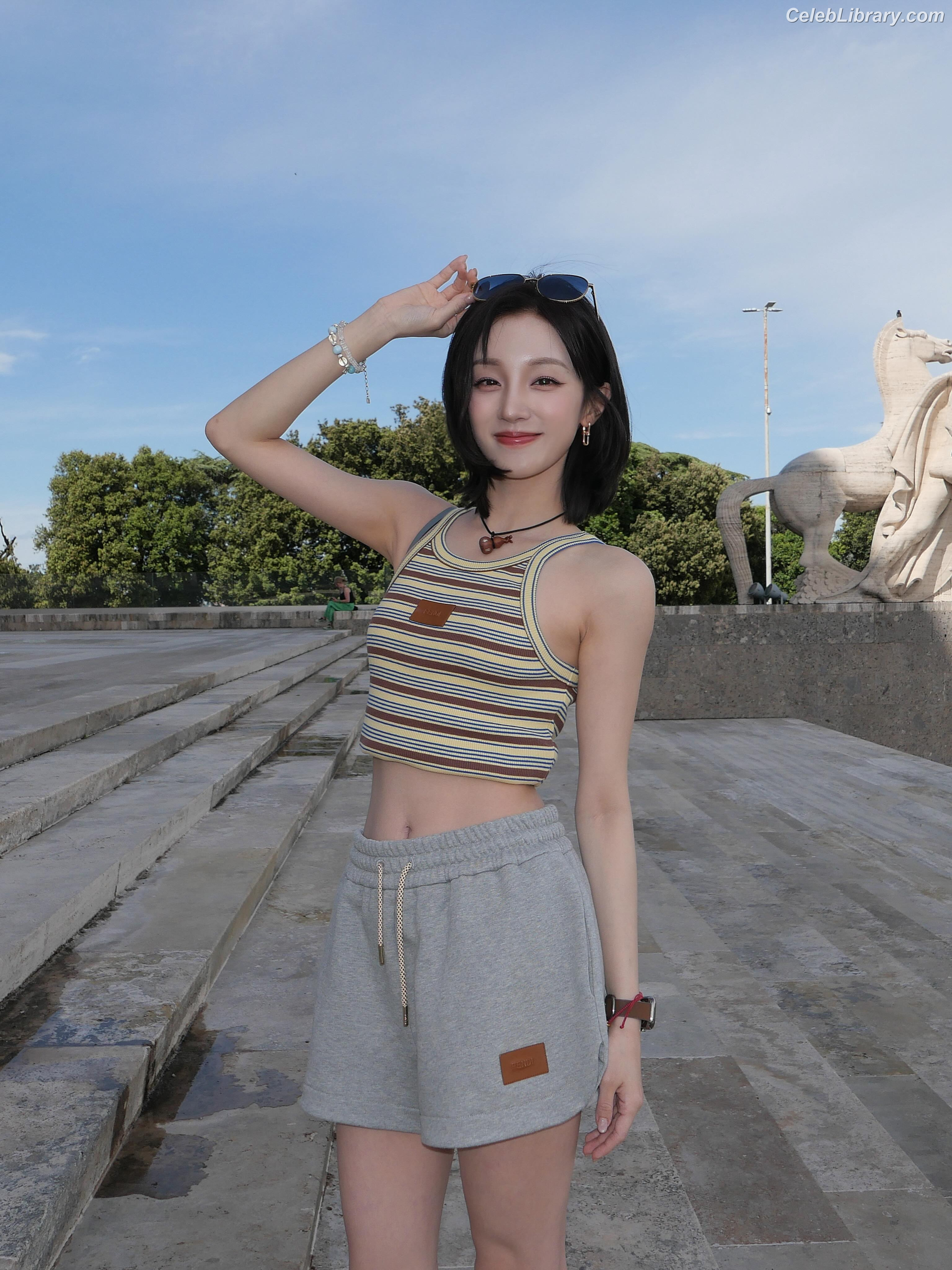 YUQI (Song Yuqi) i-dle (G)I-DLE photo 13 of 554