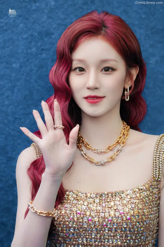YUQI (Song Yuqi) i-dle (G)I-DLE photo 7 of 554