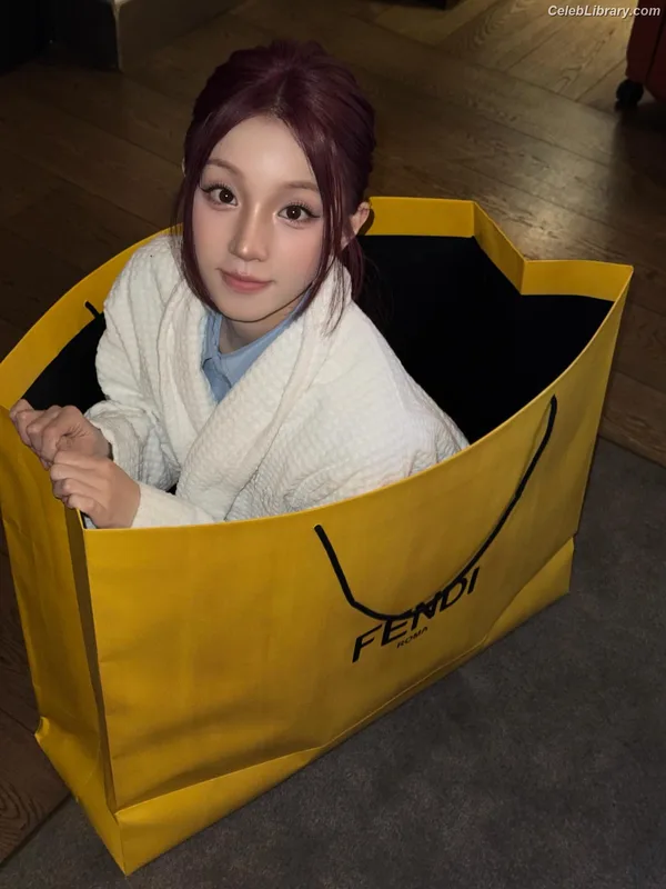YUQI (Song Yuqi) i-dle (G)I-DLE photo 3 of 554