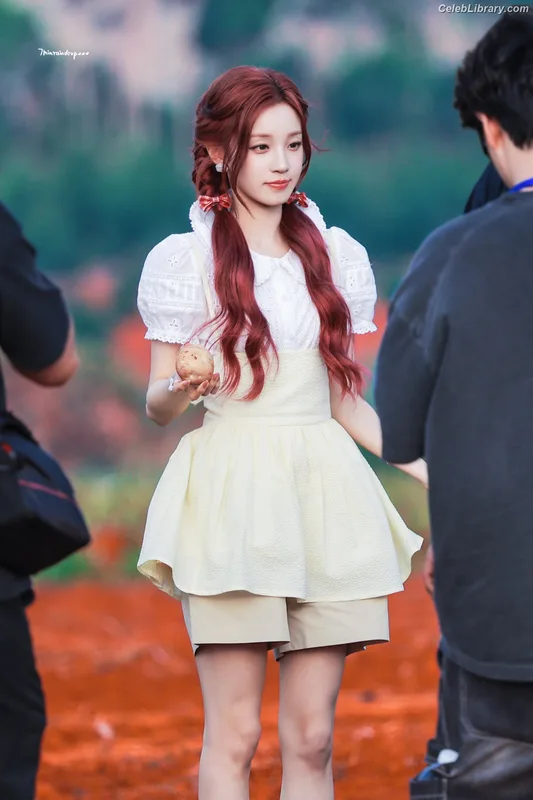 YUQI (Song Yuqi) i-dle (G)I-DLE photo 7 of 554