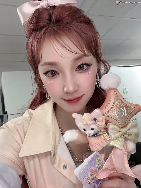 YUQI (Song Yuqi) i-dle (G)I-DLE photo 8 of 554