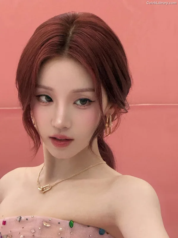 YUQI (Song Yuqi) i-dle (G)I-DLE photo 16 of 554