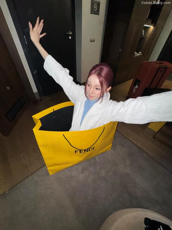 YUQI (Song Yuqi) i-dle (G)I-DLE photo 24 of 554
