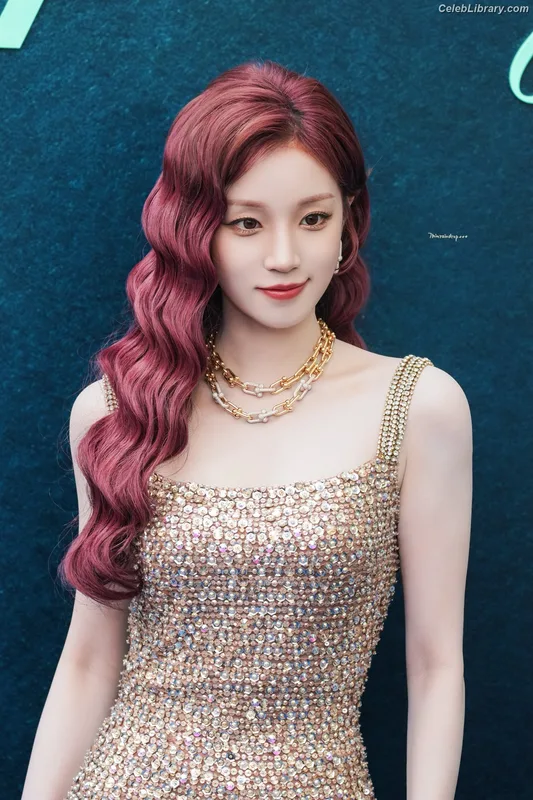 YUQI (Song Yuqi) i-dle (G)I-DLE photo 2 of 554