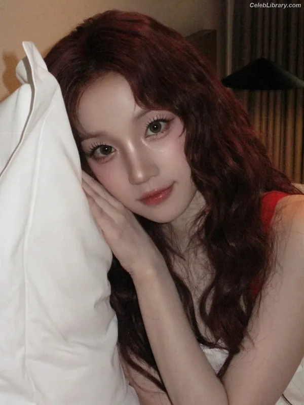 YUQI (Song Yuqi) i-dle (G)I-DLE photo 9 of 554