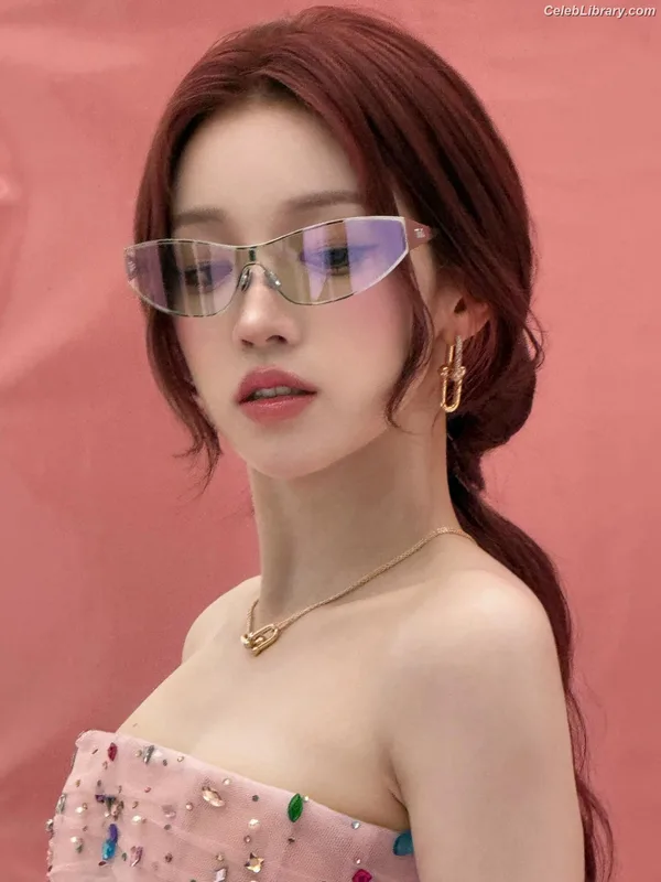 YUQI (Song Yuqi) i-dle (G)I-DLE photo 12 of 554