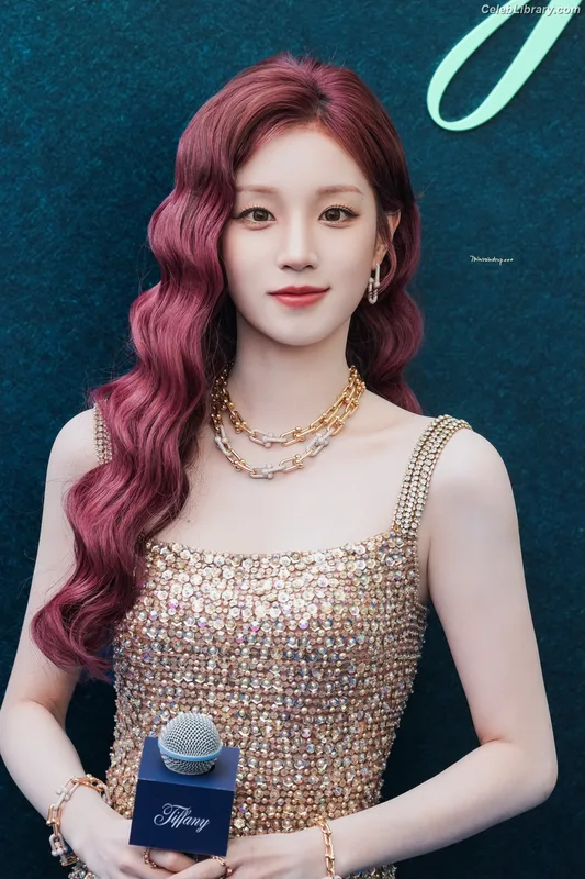 YUQI (Song Yuqi) i-dle (G)I-DLE photo 22 of 554
