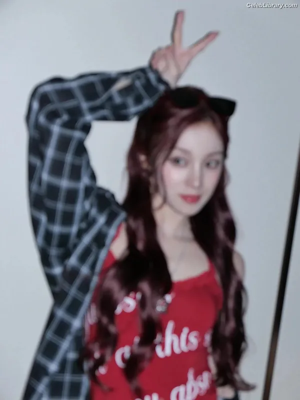 YUQI (Song Yuqi) i-dle (G)I-DLE photo 5 of 554