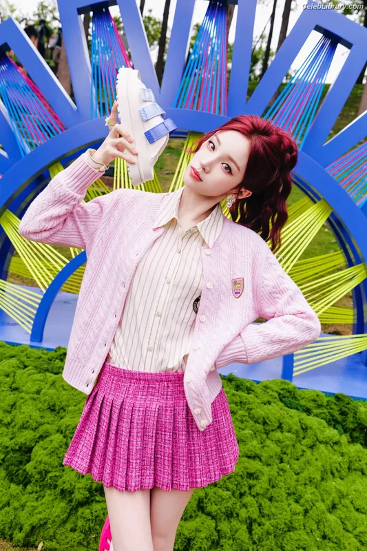YUQI (Song Yuqi) i-dle (G)I-DLE photo 23 of 554