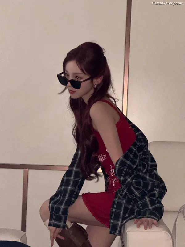 YUQI (Song Yuqi) i-dle (G)I-DLE photo 17 of 554