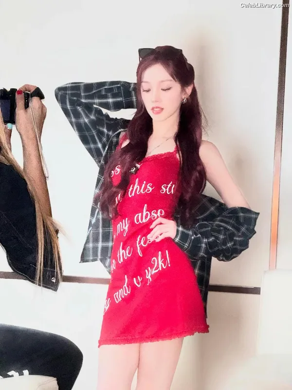 YUQI (Song Yuqi) i-dle (G)I-DLE photo 12 of 554