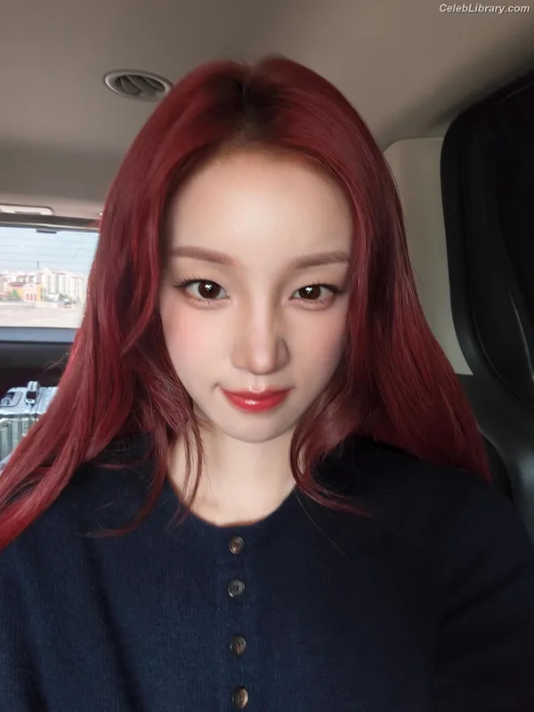 YUQI (Song Yuqi) i-dle (G)I-DLE photo 23 of 554