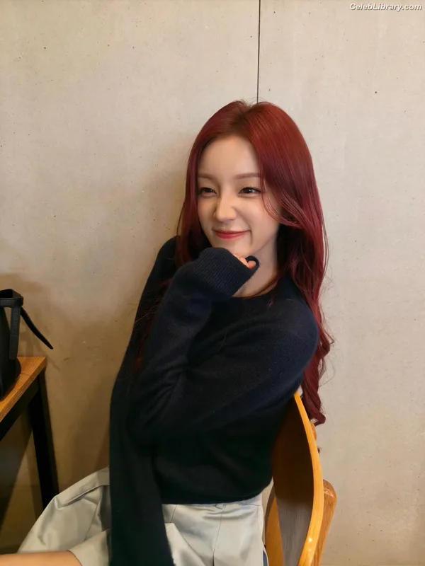 YUQI (Song Yuqi) i-dle (G)I-DLE photo 1 of 554