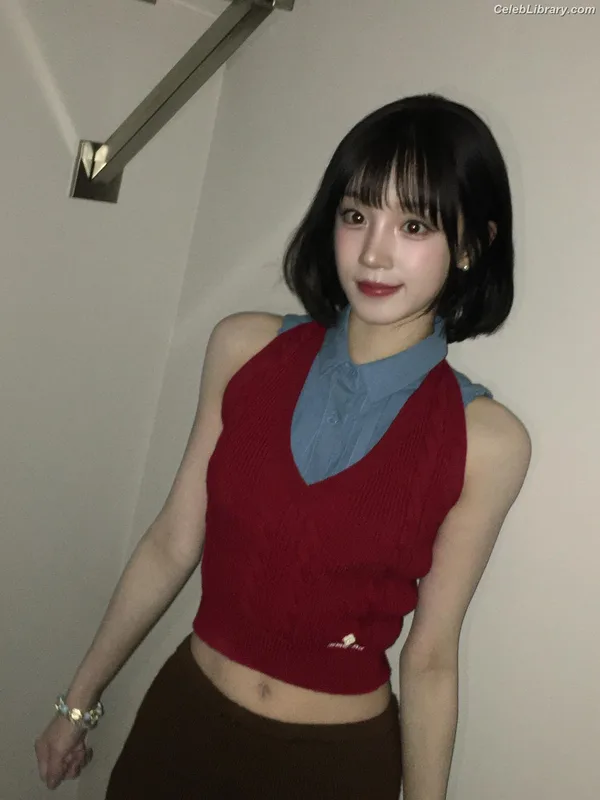 YUQI (Song Yuqi) i-dle (G)I-DLE photo 1 of 554