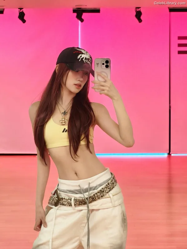 YUQI (Song Yuqi) i-dle (G)I-DLE photo 14 of 554