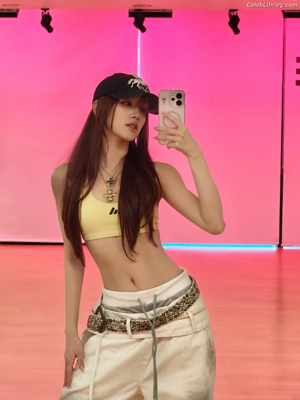 YUQI (Song Yuqi) i-dle (G)I-DLE photo 15 of 554