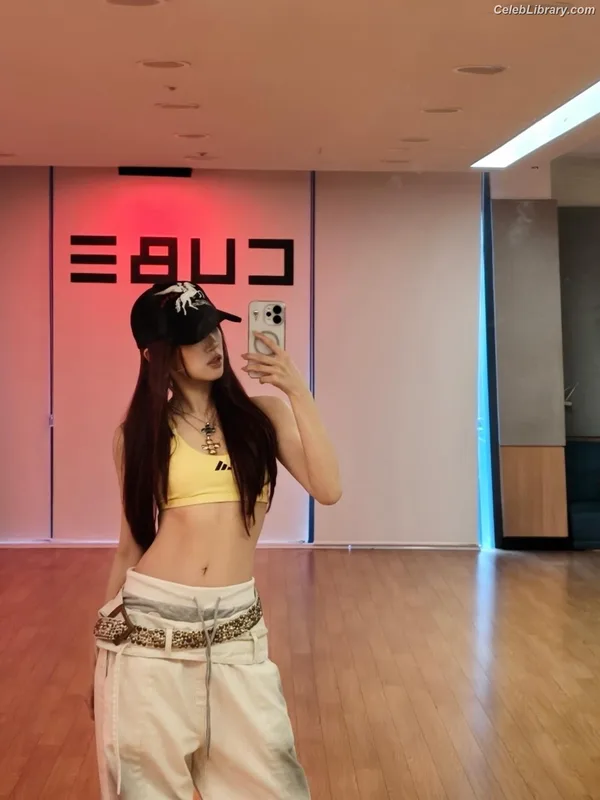 YUQI (Song Yuqi) i-dle (G)I-DLE photo 16 of 554