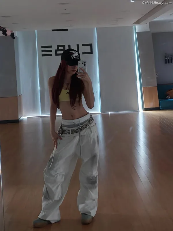 YUQI (Song Yuqi) i-dle (G)I-DLE photo 17 of 554