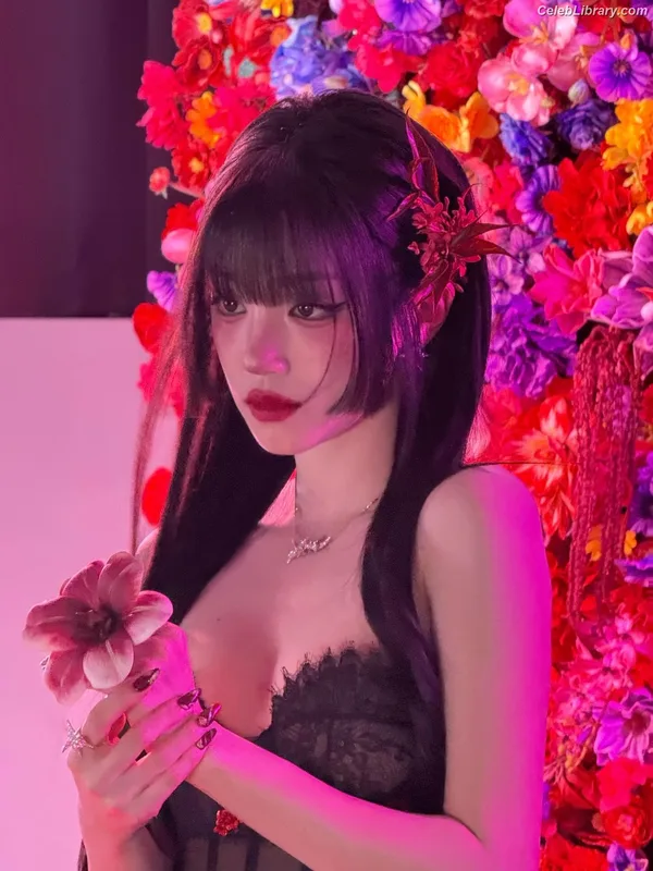 YUQI (Song Yuqi) i-dle (G)I-DLE photo 5 of 554