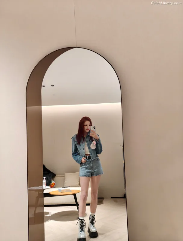 YUQI (Song Yuqi) i-dle (G)I-DLE photo 20 of 554
