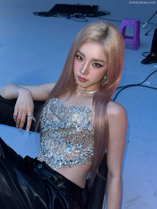 YUQI (Song Yuqi) i-dle (G)I-DLE photo 12 of 554
