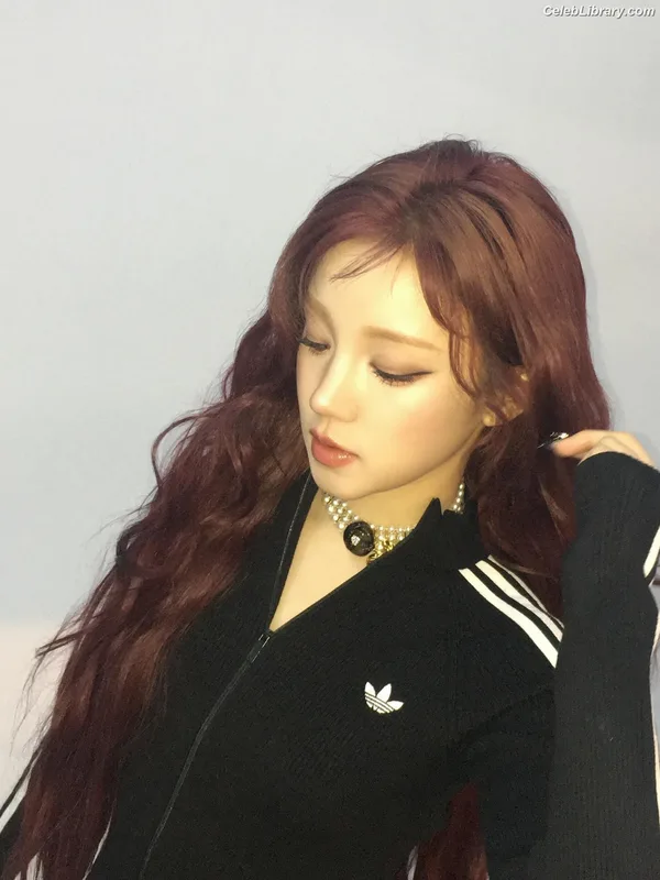 YUQI (Song Yuqi) i-dle (G)I-DLE photo 3 of 554