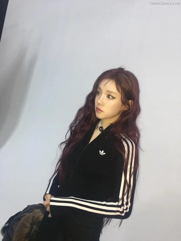 YUQI (Song Yuqi) i-dle (G)I-DLE photo 6 of 554